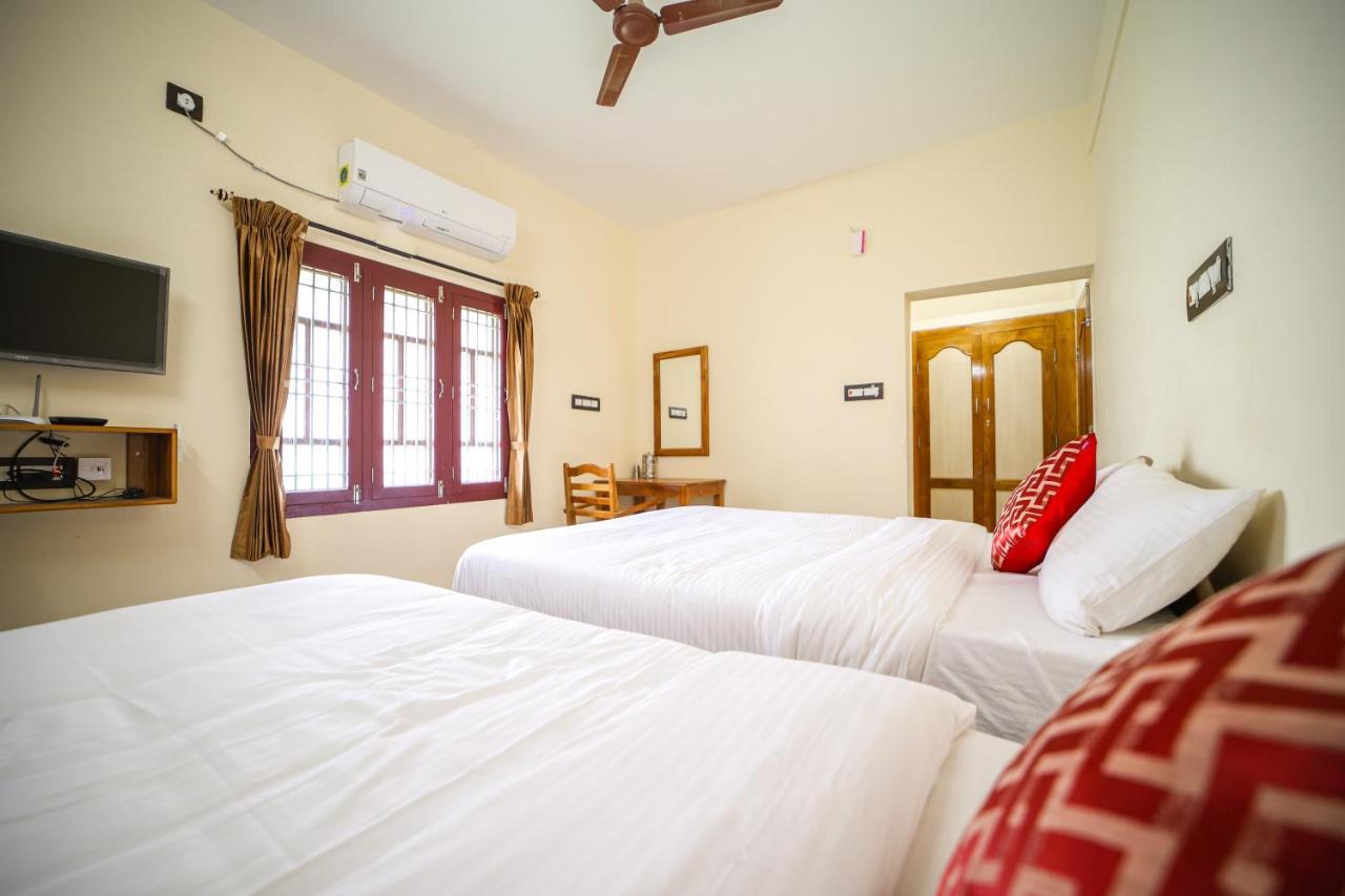The Pothigai Palace Hotel Kuttālam Eksteriør billede