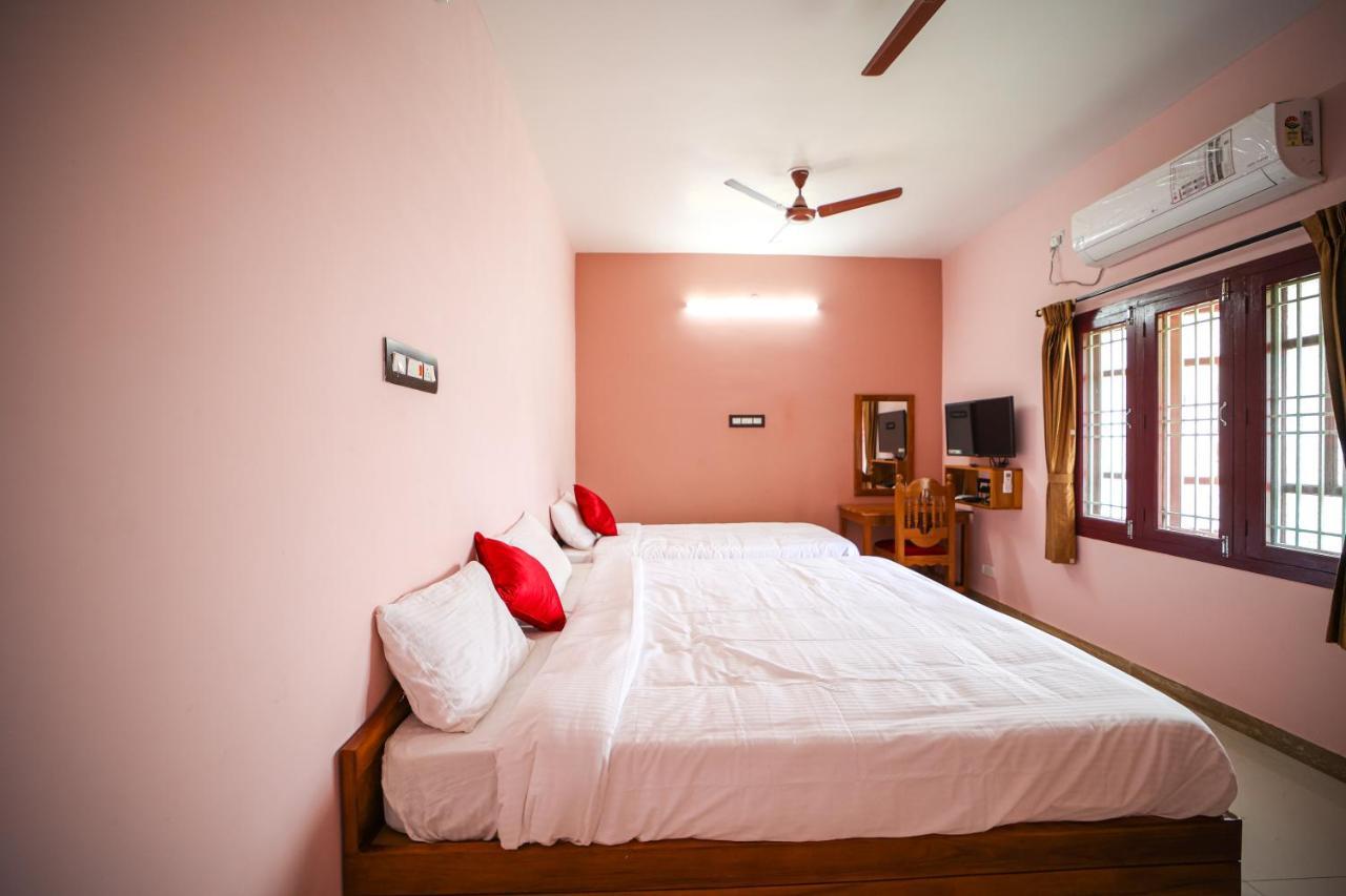 The Pothigai Palace Hotel Kuttālam Eksteriør billede
