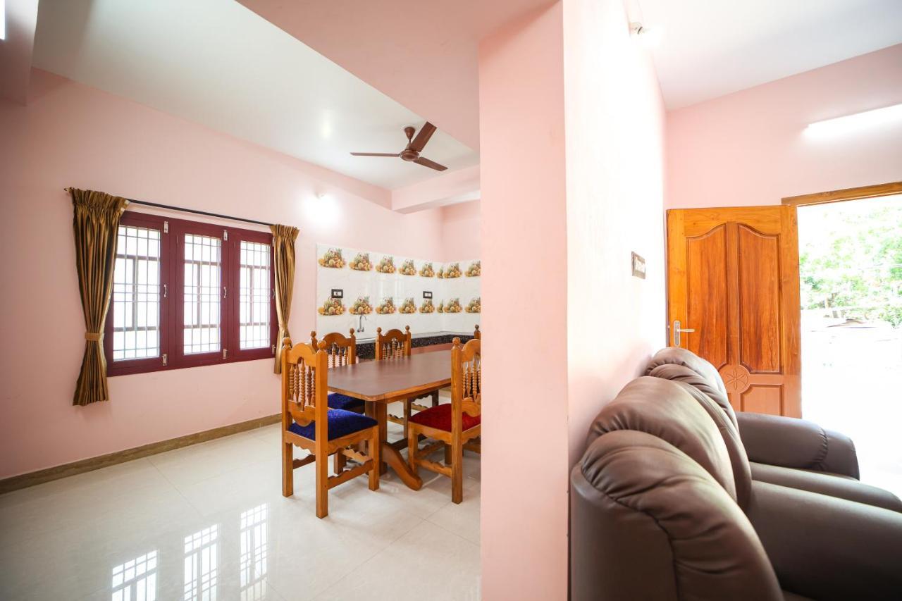 The Pothigai Palace Hotel Kuttālam Eksteriør billede