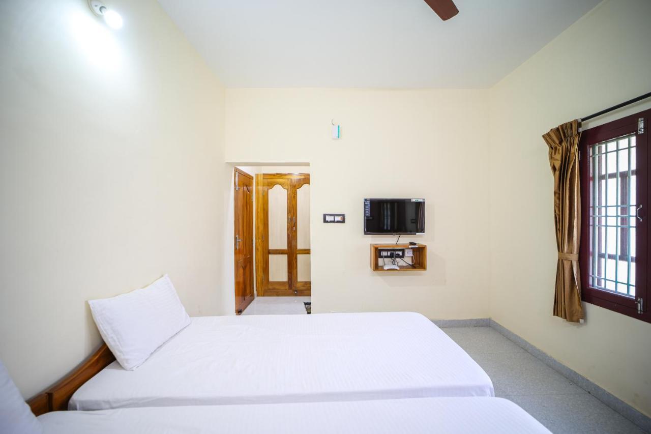 The Pothigai Palace Hotel Kuttālam Eksteriør billede
