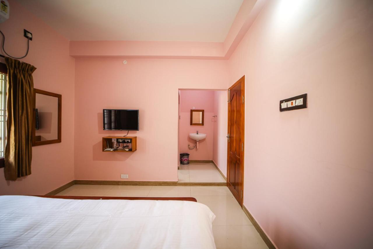 The Pothigai Palace Hotel Kuttālam Eksteriør billede